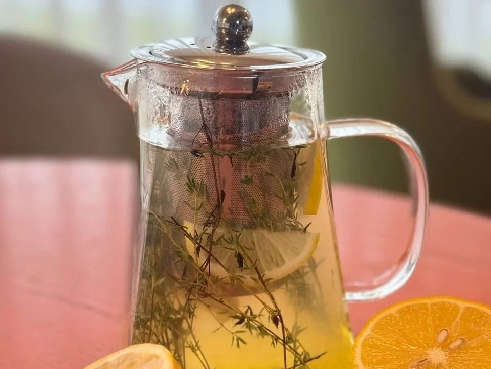 Чай з чебрецем та мелісою