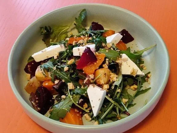 Салат гарбузовий з печеним яблоком та фетою