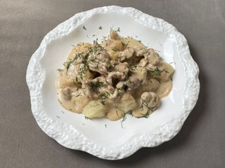 Галушки з курячо-грибним соусом
