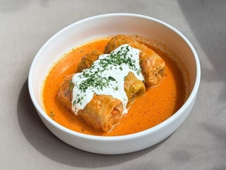 Голубці з молодої капусти з куркою, кус-кусом, цукіні та сметаною