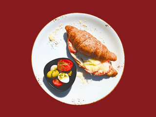 Круасан з шинкою та сиром сулугуні