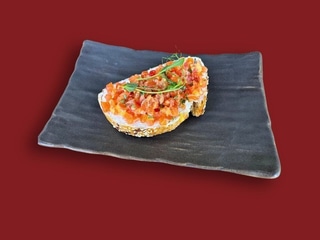 Брускета з лососем та томатами