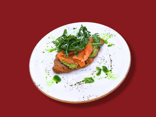 Круасан з лососем та яйцем пашот