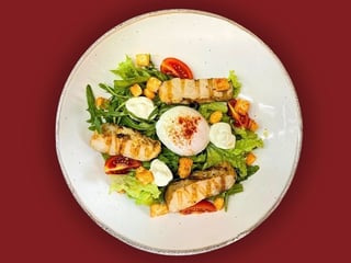 Салат з курячим філе та яйцем-пашот