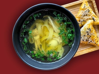 Курячий бульйон з міні-самсою