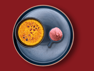 Крем брюле з полуничним сорбетом