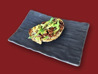 Брускета з авокадо та вяленими томатами