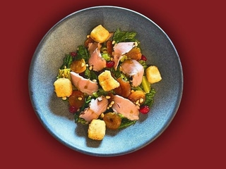 Салат з качкою, курагою та смаженим сулугуні