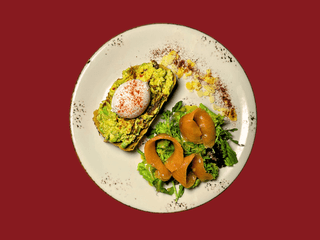 Авокадо тост з яйцем пашот та лососем