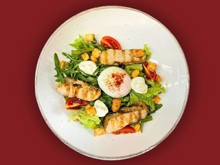 Салат з курячим філе та яйцем-пашот