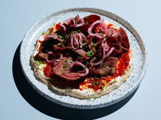 Flatbread z pieczoną papryką i pastrami