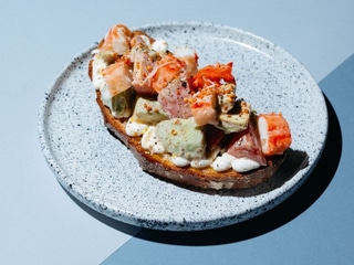 Tost z królewskim krabem i awokado