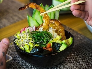 Sushi Bowl z krewetkami teryaki