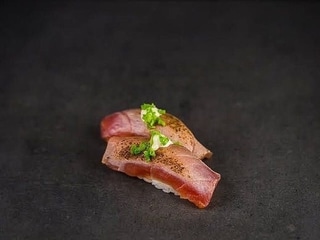 NIGIRI Hot nigiri z opalanym łososiem