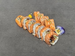 Softshell w tempurze owinięty łososiem w sosie mango lub malinowym z prażonymi płatkami migdałów