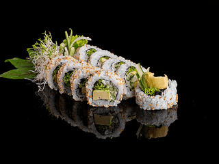 California maki avocado ogórek serek sałata
