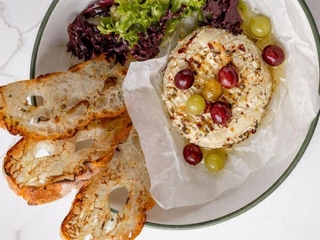 Камамбер запечений з бальзаміком та виноградом