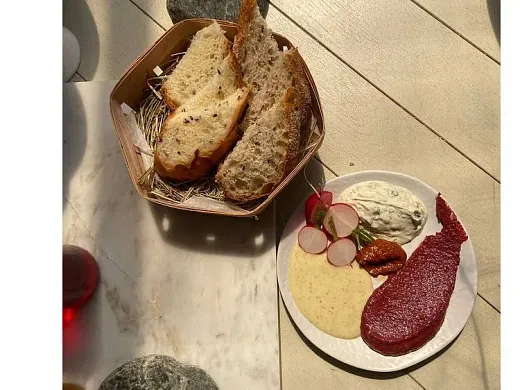 Різні хліби зі змащанками