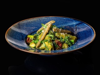 Zielony makaron rigatoni z pesto