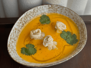 Суп гарбузовий з сирними міні хінкалями