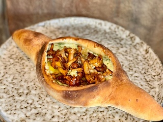 Хачапурі по - аджарськи з лисичками