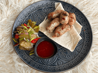 Ковбаса зі свинини та телятини з салатом квашених огірків