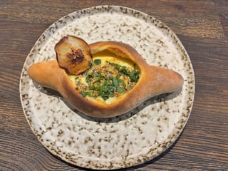 Хачапурі з камамбером і трюфельним медом