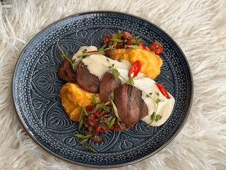 Язик з картопляно-гарбузовим пюре