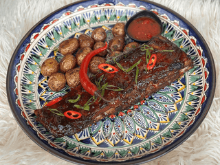 Ребра з картоплею та стейком капусти