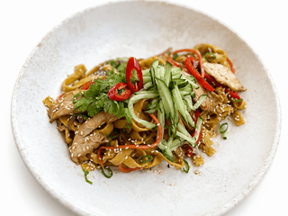 Паста з курячим філе та овочами WOK
