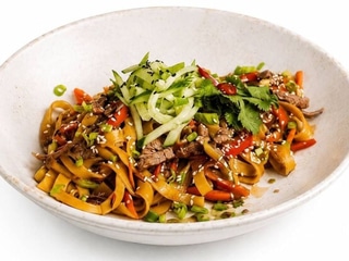 Паста з телятиною та овочами  WOK