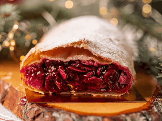 Штрудель з вишнями і мигдалем