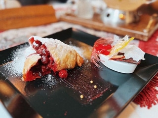 Штрудель вишневий з ванільним морозивом