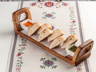 Тепла паляниця з соусами