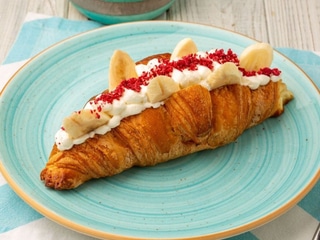 Круасан з кремом та бананом