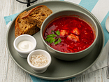 Борщ червоний з часниковим салом, сметаною та хлібом