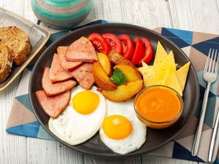 Сніданок зі смаженою ковбасою