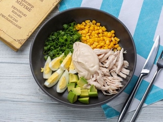 Салат з курячим філе та авокадо