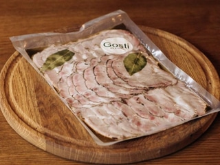 Шия печена на сіні