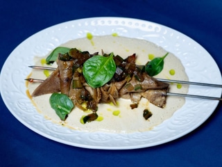 Яловичий язик з вершковим кремом та битими огірками (Україна)