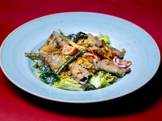 Салат з яловичиною та трюфельним соусом (Італія)