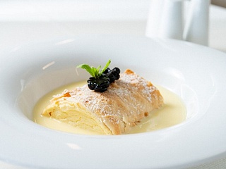 Topfenstrudel mit Vanillesauce