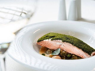 Lachsfilet in Gremolata