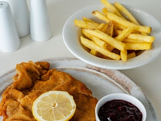 Kinder Wiener Schnitzel vom Huhn mit Pommes frites und Ketchup