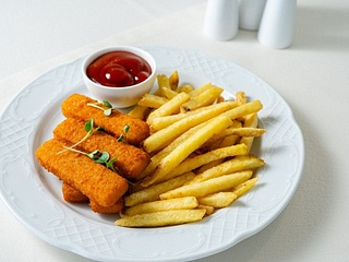 Fischstäbchen mit Pommes frites und Ketchup