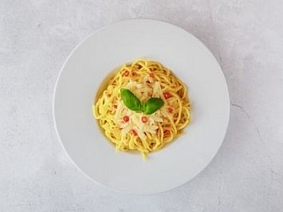 Spaghetti aglio olio peperoncino con parmigiano