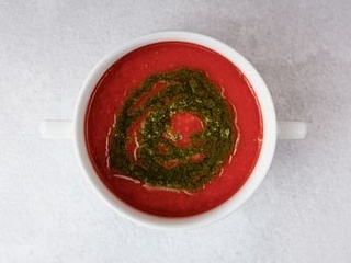 Italská tomatová s bazalkovým pestem