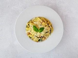 Tagliatelle polo con spinacci al parmigiano