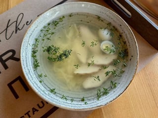 Курячий бульйон з домашньою локшиною та курячим філе