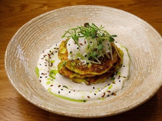 Кабачкові оладки з яйцем пашот